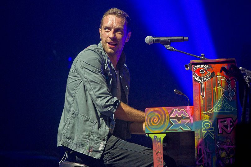 Chris Martin de Coldplay se produit sur la scène Pyramid au Glastonbury Music Festival