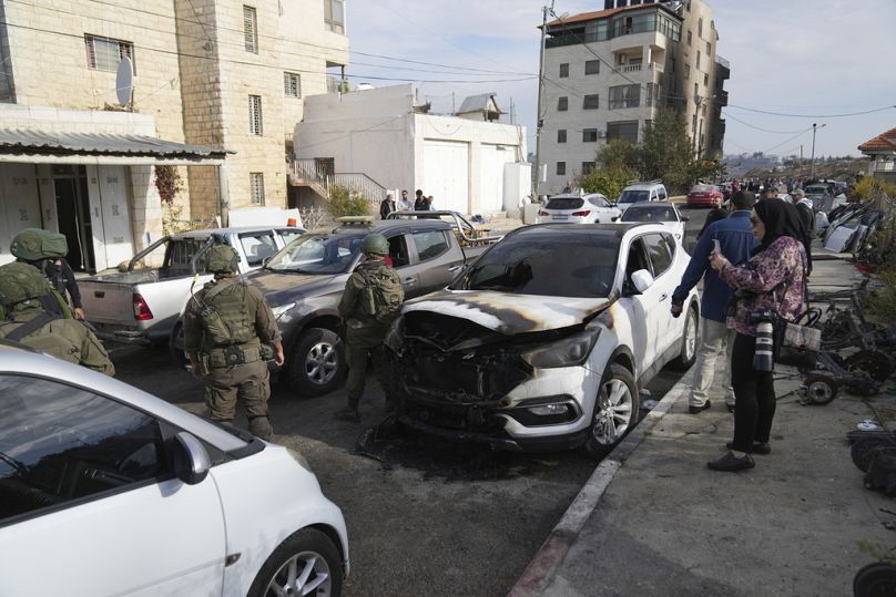 Les enquêteurs militaires israéliens arrivent sur le site de l'attaque tôt le matin par des colons israéliens à la périphérie de la ville d'al-Bireh en Cisjordanie, le lundi 4 novembre 2024.