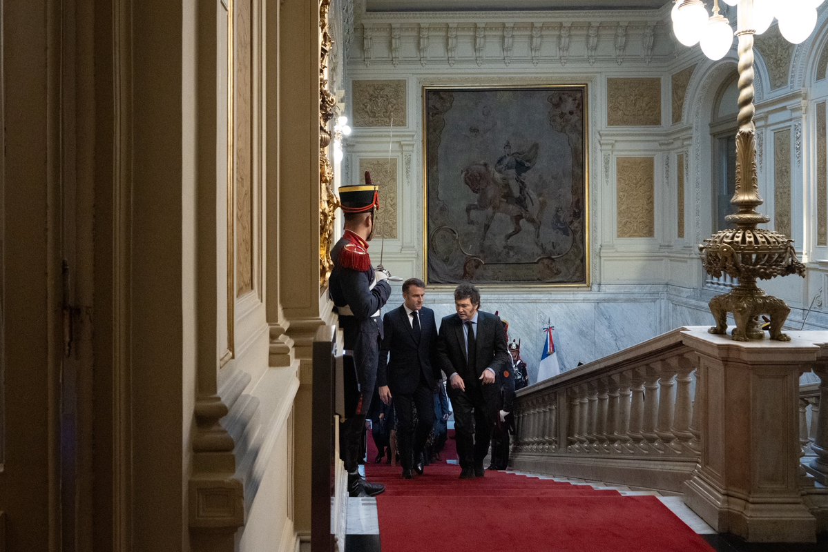 Seguimos trabajando con el presidente @JMilei. Vamos a fortalecer la cooperación entre Argentina y Francia, especialmente en economía, defensa e innovación. Antes del G20, el diálogo que mantenemos es importante para la relación entre Europa y América Latina.