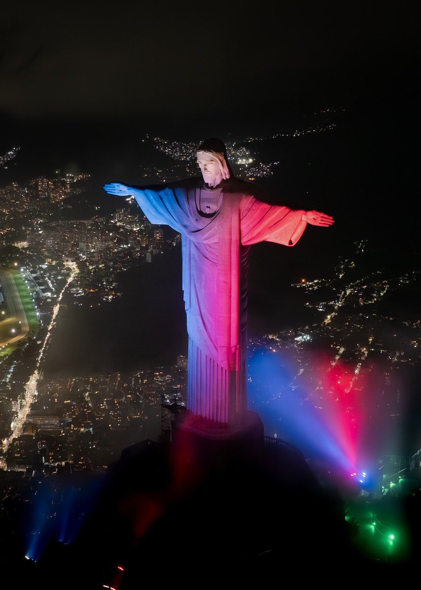 O símbolo do Rio de Janeiro com as cores da França. Verdadeira marca de amizade! Caro @LulaOficial, caros amigos brasileiros, neste dia de celebração da sua República, feliz festa! Estarei ao lado de vocês a partir de segunda-feira para o sucesso da sua Cúpula do G20.