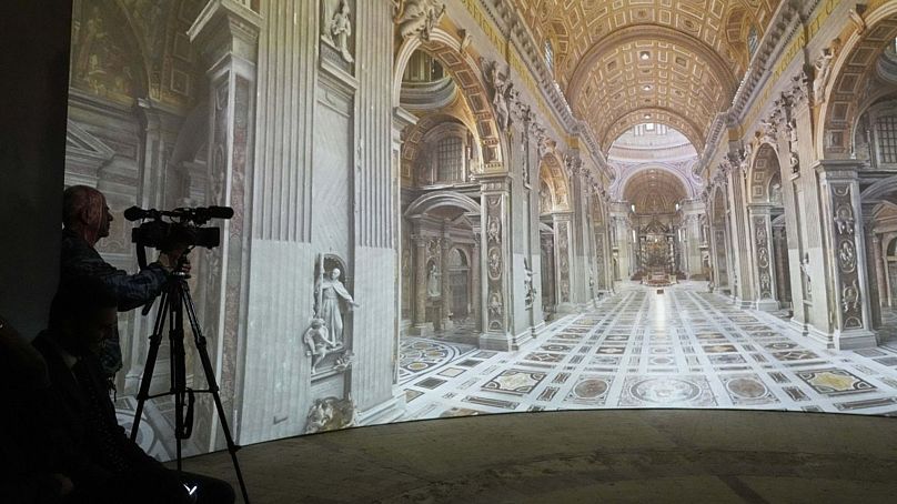 Des images de la Basilique Saint-Pierre sont projetées sur un écran lors de la présentation à la presse de l'exposition « Petros eni », qui fait partie du projet . 