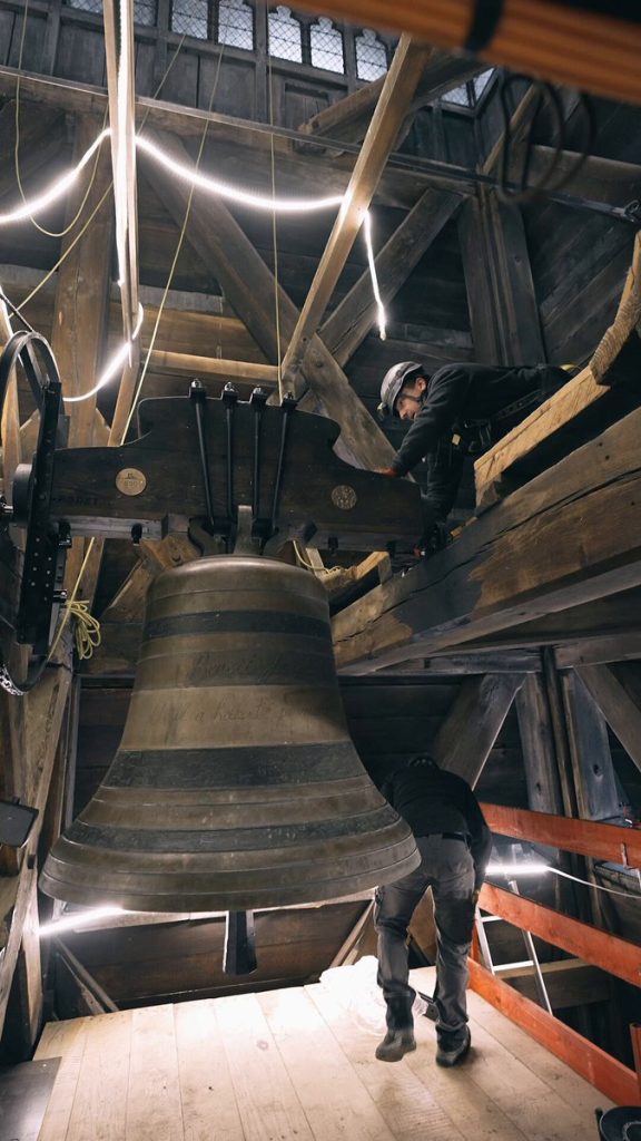 Il y a cinq ans, une promesse : rebâtir la cathédrale Notre-Dame tous ensemble. Aujourd’hui, ses cloches retentissent enfin grâce au travail extraordinaire de tant d'entre vous. Dans un mois, nous rouvrirons ses portes.