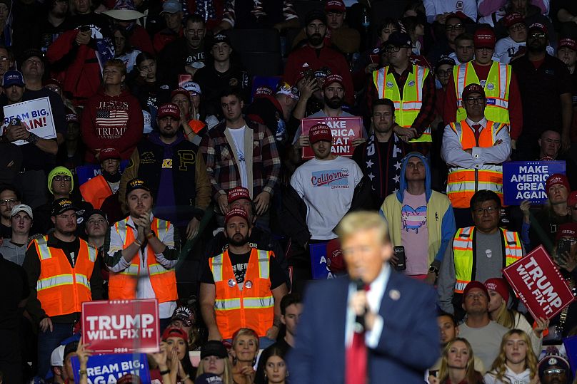 Les partisans écoutent Donald Trump au Fiserv Forum à Milwaukee, Wisconsin.