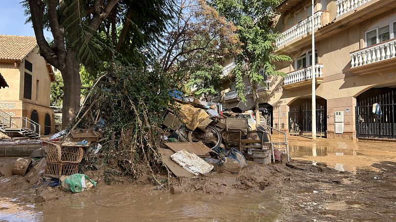 Objets perdus dans les eaux boueuses des rues de Paiporta 