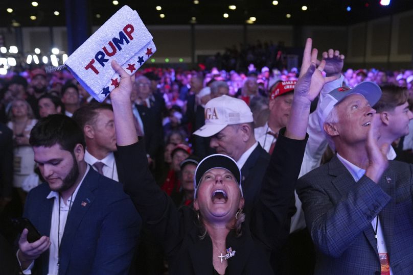 Les partisans regardent les retours lors d'une soirée de surveillance électorale de campagne pour l'ancien président républicain Donald Trump, candidat républicain à la présidence, au Palm Beach Convention Center.