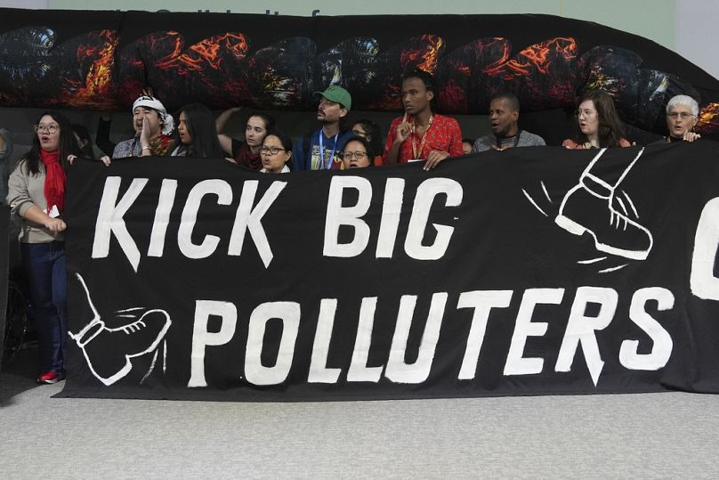 Des militants participent à une manifestation contre les combustibles fossiles à la COP29.