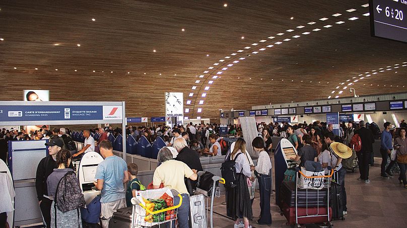 Des passagers attendent dans un aéroport français