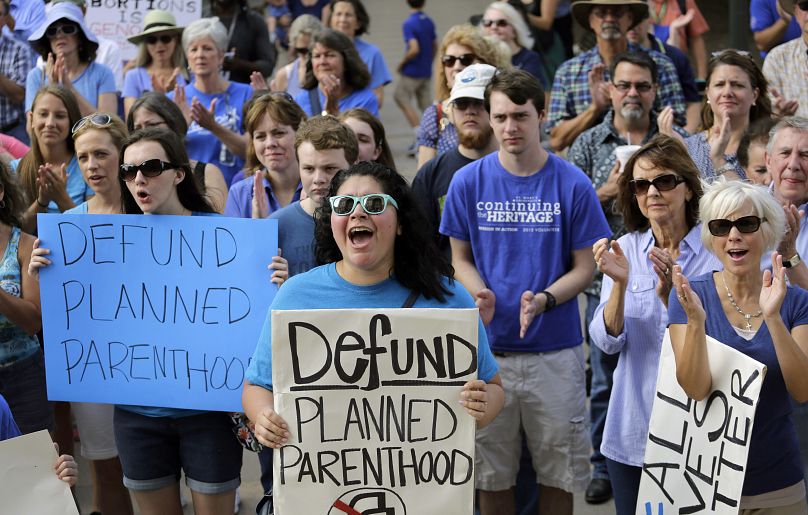 Erica Canaut, au centre, applaudit alors qu'elle et d'autres militants anti-avortement se rassemblent sur les marches du Texas Capitol à Austin en 2015.