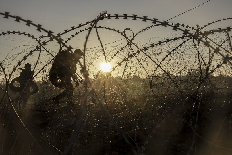 Des militaires ukrainiens installent des mines antichar et des obstacles non explosifs le long de la ligne de front près de Chasiv Yar, le 30 octobre 2024.