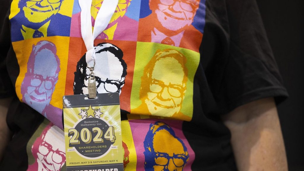 A shareholder wears a shirt with Warren Buffett