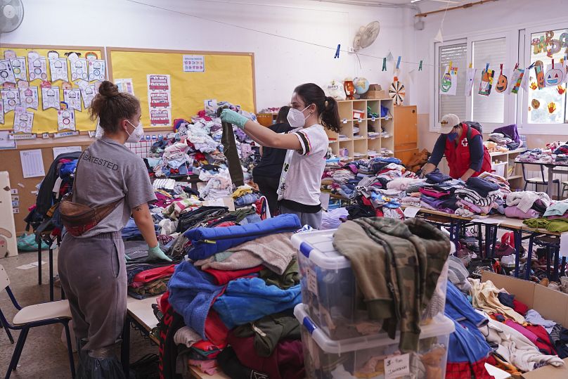 Des vêtements sont triés dans une école utilisée comme centre de distribution pour les personnes ayant besoin de vêtements et de nourriture, dans la banlieue de Valence, en Espagne, le lundi 4 novembre 2024.