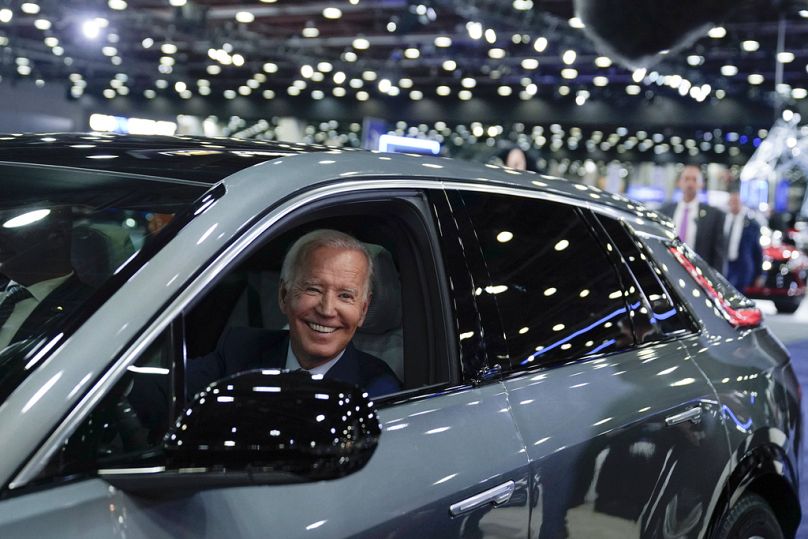 Le président Joe Biden conduit une Cadillac Lyriq dans la salle d'exposition lors d'une visite au Salon de l'auto de Détroit.