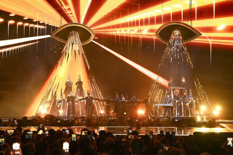 Neil Tennant, à gauche, et Chris Lowe des « Pet Shop Boys » se produisent aux côtés de la Manchester Camerata lors des MTV European Music Awards à Manchester