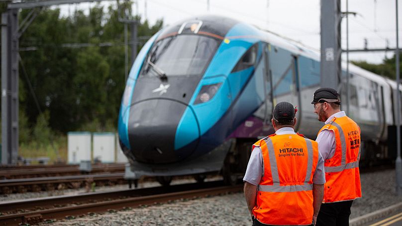 Les ingénieurs examinent les progrès du train électrique à batterie