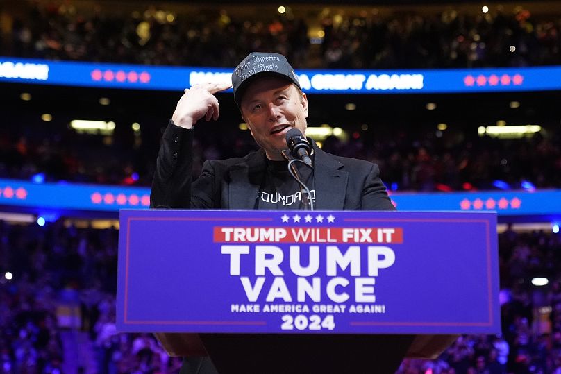 Elon Musk s'exprime devant l'ancien président Donald Trump, candidat républicain à la présidence, lors d'un rassemblement électoral au Madison Square Garden, le dimanche 27 octobre 2024, à New York.