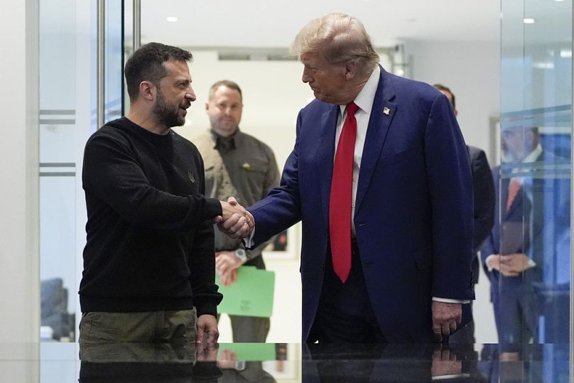 L'ancien président républicain Donald Trump rencontre le président ukrainien Volodymyr Zelenskyy à la Trump Tower, le vendredi 27 septembre 2024, à New York.