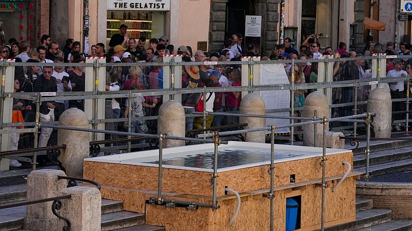 Les touristes ont appelé la piscine temporaire 