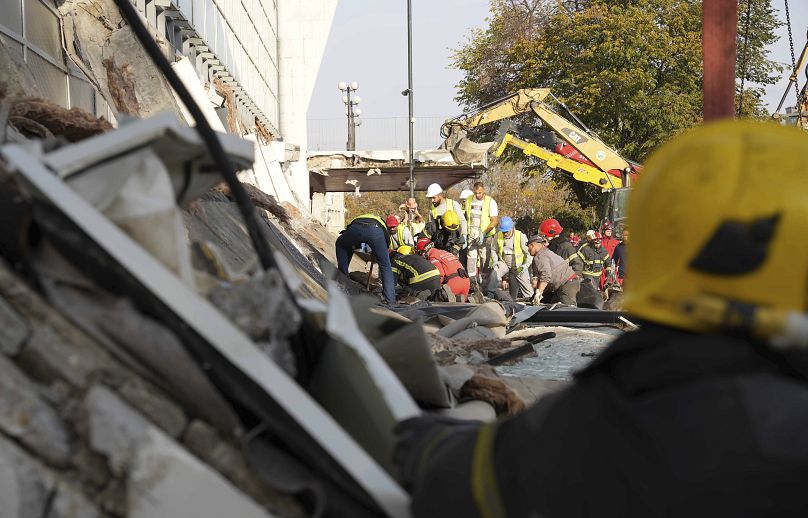 Des secouristes inspectent les lieux de l'effondrement du toit d'une gare ferroviaire de Novi Sad, le 1er novembre 2024.