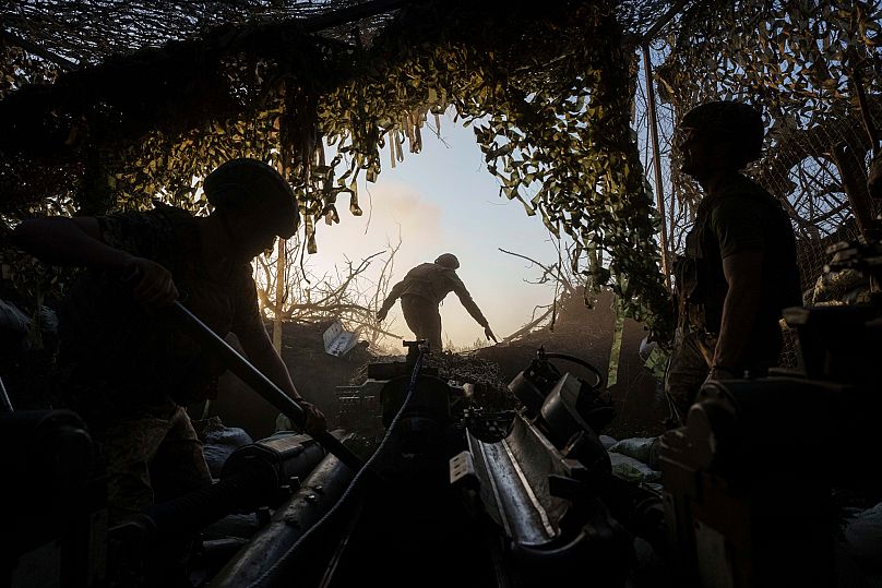 Des militaires ukrainiens se préparent à tirer sur les positions russes sur la ligne de front dans la région de Donetsk en Ukraine, le 21 août 2024.