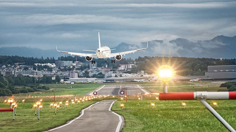 Avion atterrissant à l'aéroport de Zurich