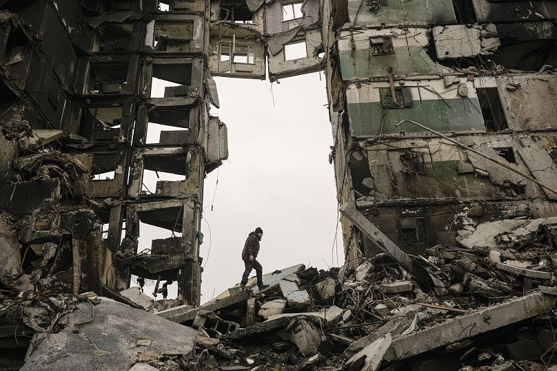 Un habitant cherche ses effets personnels dans un immeuble détruit lors des combats entre les forces ukrainiennes et russes à Borodianka, le 5 avril 2022.