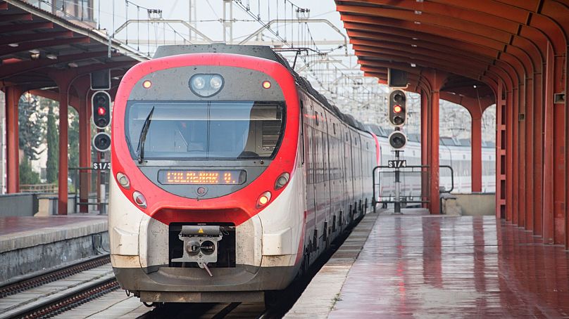 Un train régional se trouve sur le quai à Madrid, Espagne 