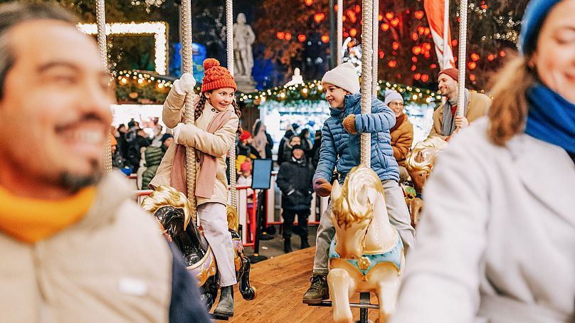 Les enfants profitent d’une balade festive en carrousel à Vienne