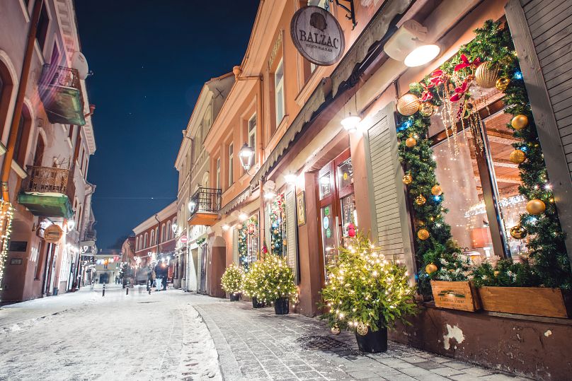 Les rues enneigées et décorées de Vilnius