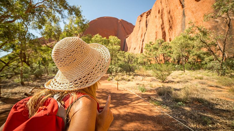 Une femme fait une randonnée à travers les vastes étendues sauvages australiennes