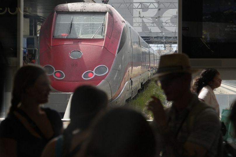 Les passagers attendent leur train à la gare centrale Termini de Rome.