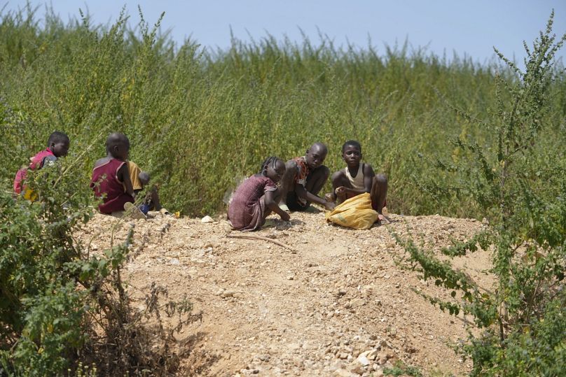 Juliet Samaniya, 6 ans, s'attaque à un rocher avec d'autres enfants sur un site illégal d'extraction de lithium à Paseli, au Nigeria, le mardi 5 novembre 2024.