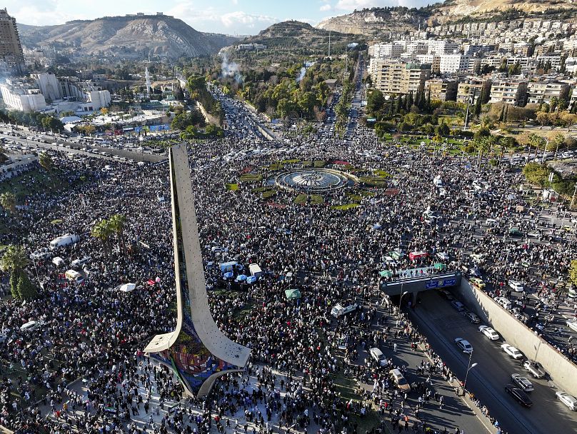 Des Syriens se rassemblent lors d'une manifestation de célébration après les premières prières du vendredi depuis l'éviction de Bachar al-Assad à Damas, le 13 décembre 2024.