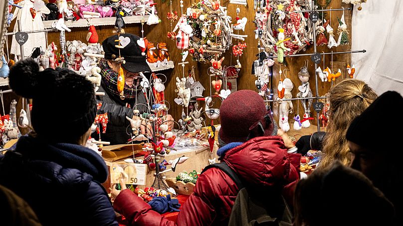 Les visiteurs achètent des cadeaux de Noël à Kaysersberg