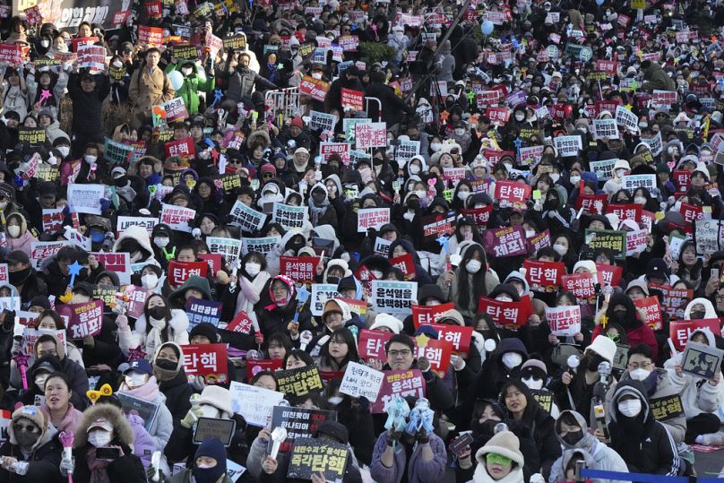 Des manifestants crient des slogans lors d'un rassemblement pour exiger la destitution du président sud-coréen Yoon Suk-yeol devant l'Assemblée nationale.