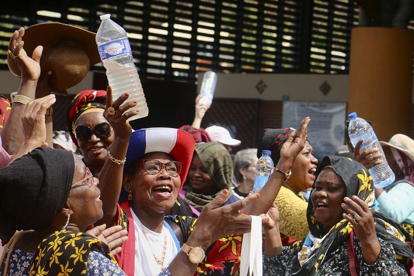 Des manifestants se rassemblent pour protester contre la crise de l'eau à Mamoudzou, le 27 septembre 2023