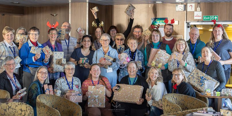 Tous les passagers du navire avec leurs cadeaux de Noël emballés