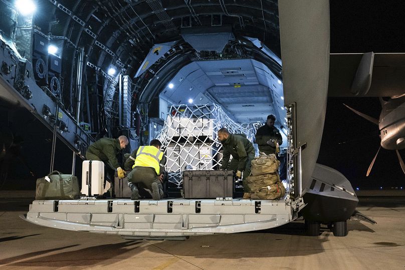 Des soldats français chargeant des secours pour l'île de Mayotte dans un avion à Orléans, le 14 décembre 2024.