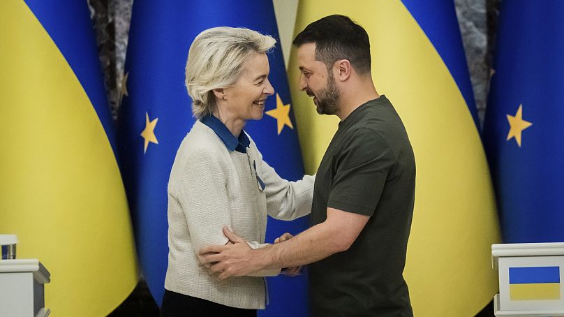 Ursula von der Leyen, à gauche, présidente de la Commission européenne, et le président ukrainien Volodymyr Zelenskyy, après une conférence de presse à Kiev, Ukraine, le 20 septembre 2024. 