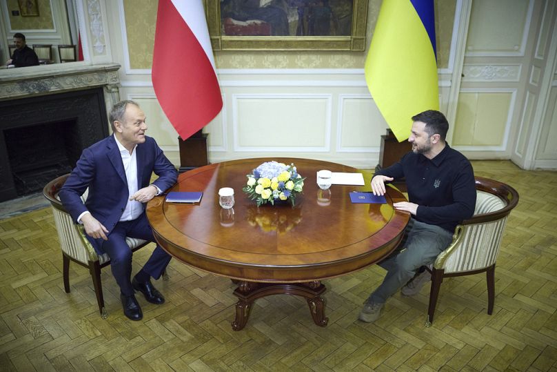 Le président ukrainien Volodymyr Zelenskyy, à droite, et le Premier ministre polonais Donald Tusk s'entretiennent à Lviv, en Ukraine, le mardi 17 décembre 2024.