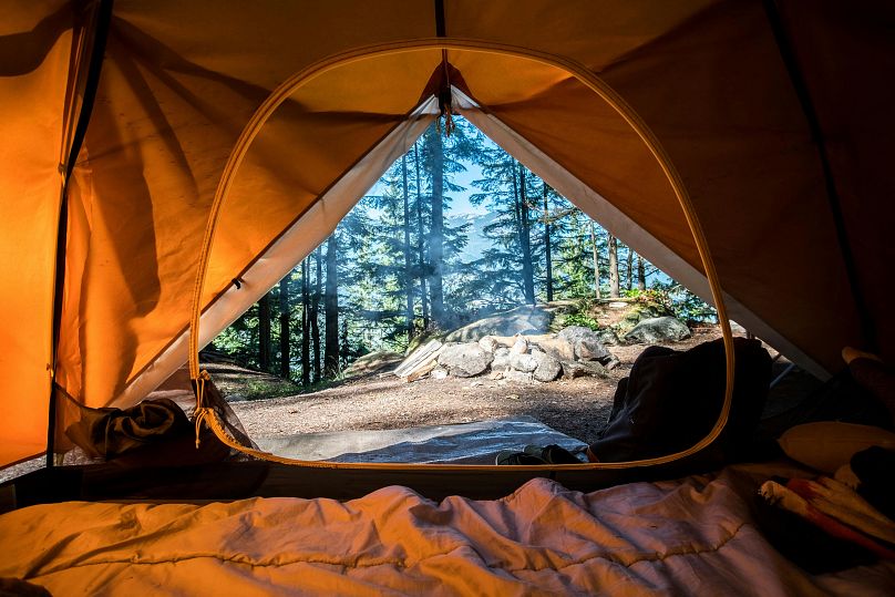 Dormir sous une toile a la capacité de vous faire instantanément sentir à nouveau comme un enfant.