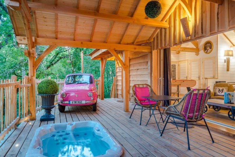 La cabane dans les arbres présente des éléments amusants à chaque tournant.