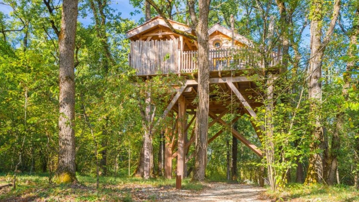 Relive your childhood with a stay in this awesome treehouse.