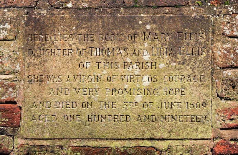 Une plaque sculptée de 1970 sur le côté de la tombe de Mary Ellis