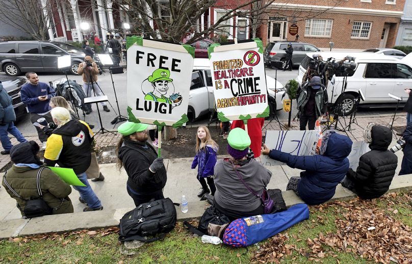 Les partisans de Luigi Mangione se rassemblent au palais de justice du comté de Blair pour l'audience préliminaire et d'extradition du suspect à Hollidaysburg, en Pennsylvanie, le jeudi 19 décembre 2024.