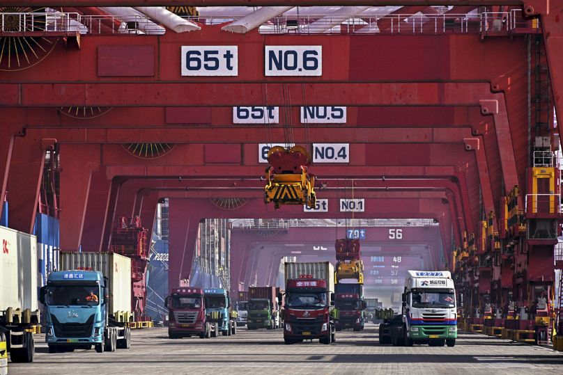 Des conteneurs sont déchargés d'un cargo au port de Qingdao, dans la province du Shandong (est de la Chine), février 2024.