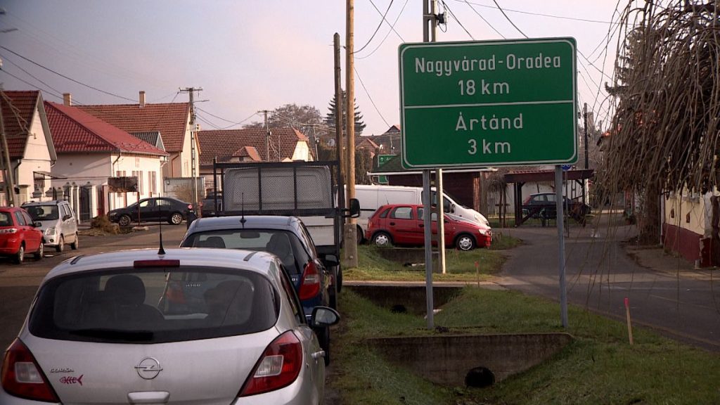 Sign in Biharkeresztes: the border is 3 kilometres away, Oradea is 18 kilometres away