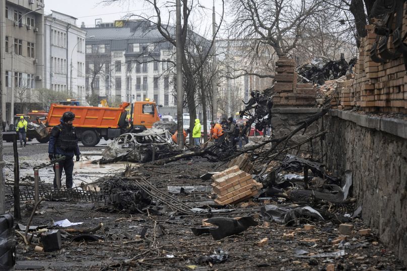 Un policier vérifie les dégâts suite aux récentes attaques russes à Kiev, décembre 2024