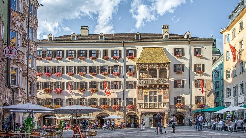 Le « toit d'or » d'Innsbruck scintille au soleil.