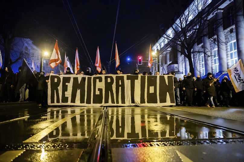 « Remigration » est écrit sur une banderole lors d'une manifestation de groupes de droite à Magdebourg, le 21 décembre 2024.