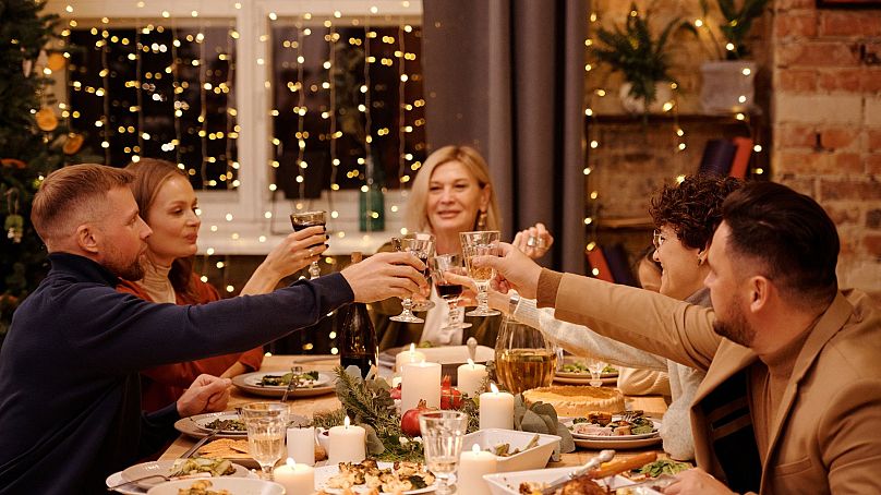 Une famille s'assoit pour Noël